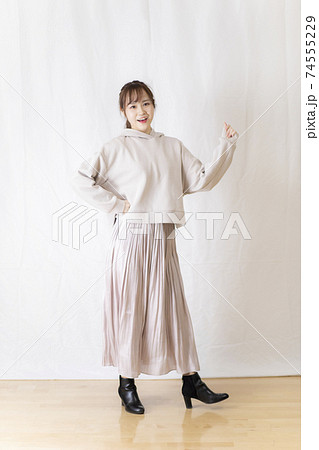 かわいい女子学生・若手OL ホワイトバックでのポージング 74555229
