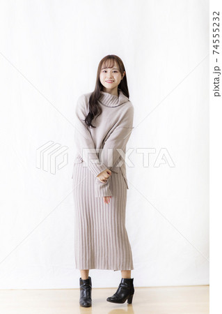 かわいい女子学生・若手OL ホワイトバックでのポージング 74555232