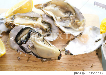 生カキ　殻つき牡蠣のむき身 74555417
