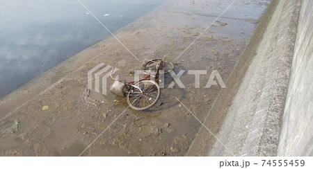 川に捨てられた自転車 度が過ぎたイタズラの写真素材