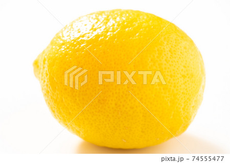 レモン1個 白バック の写真素材