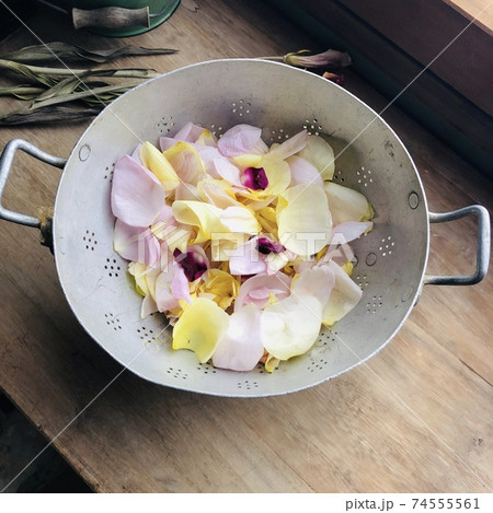 俯瞰のバラの花びら 74555561