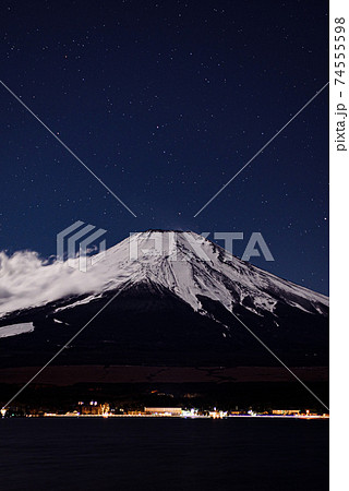 厳冬の富士山と満天の星 74555598