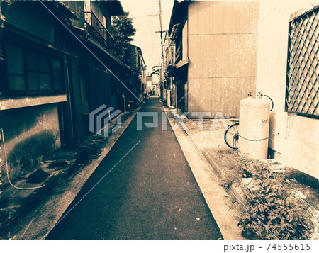 狭い昭和の路地裏イメージ　セピア加工 74555615