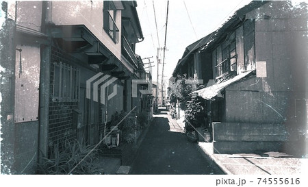 狭い昭和の路地裏イメージ　古写真風かすれ有り 74555616