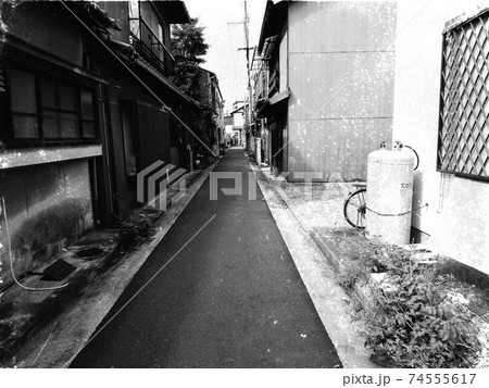 狭い昭和の路地裏イメージ　モノクロ 74555617