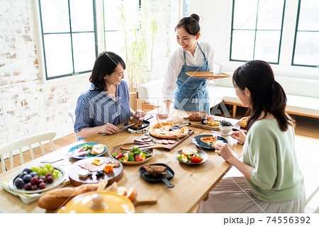 注文をとる店員の女性 74556392