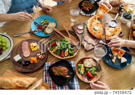 料理を取り分ける手元 74556472