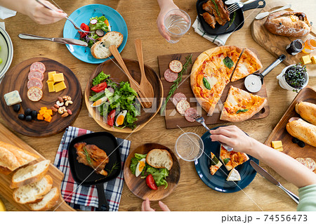 料理を取り分ける手元 料理を取り分ける手元 74556473