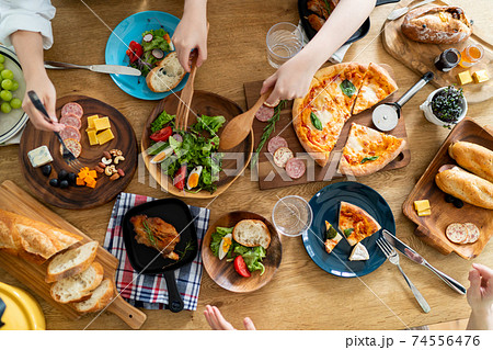 料理を取り分ける手元 74556476