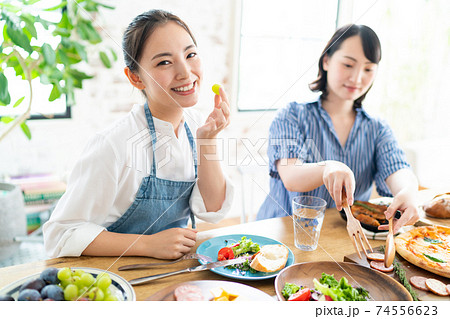 食事を楽しむかわいい女性 食事を楽しむかわいい女性 74556623
