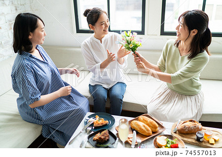 食事を楽しむ女性 食事を楽しむ女性 74557013