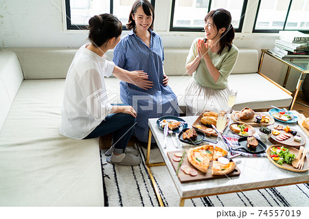 食事を楽しむ女性 食事を楽しむ女性 74557019