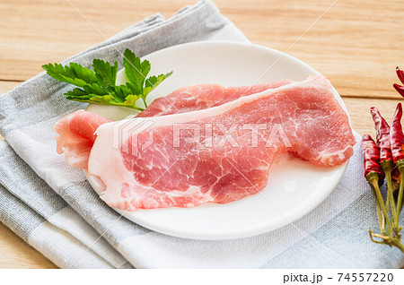 薄切りの豚ロース肉 薄切りの豚ロース肉 74557220
