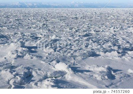 知床連山と根室海峡の流氷 知床連山と根室海峡の流氷 74557260