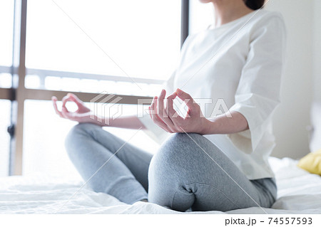 自宅で瞑想をする若い女性 74557593