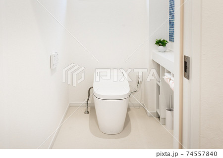新築住宅の清潔なトイレの写真素材 新築住宅の清潔なトイレの写真素材 74557840