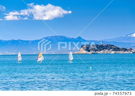 《神奈川県》湘南の海・江ノ島と富士山をのぞむ 74557973
