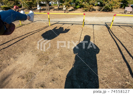 公園でのブランコの影 74558127