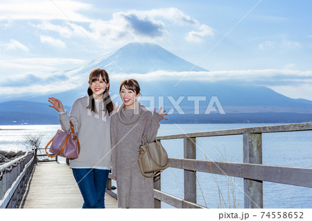 山中湖からの富士山を楽しむ女性 74558652