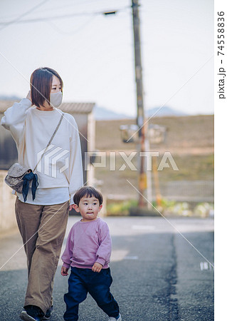 悩みがあるアラフォー主婦　親子　母親 74558836