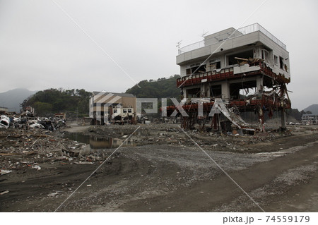 東日本大震災　津波と火災で壊滅状態の岩手県 大槌町 74559179