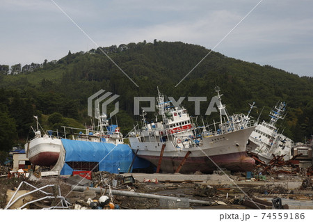 東日本大震災　津波で流された漁船　 74559186