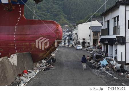 東日本大震災　釜石港に津波で座礁した大型貨物船 74559191