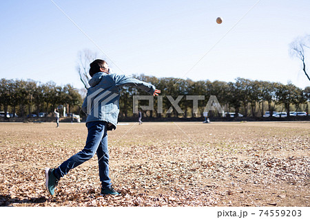 キャッチボールをする男の子 74559203