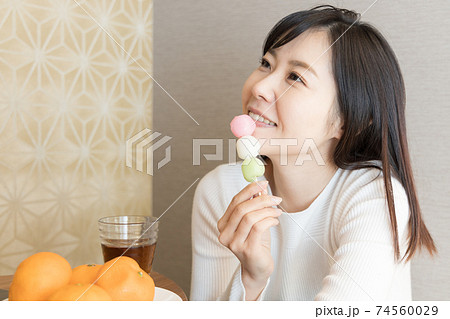 和室で座って団子を食べる女性 74560029