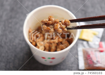 箸で持ち上げられた納豆の豆 74560103