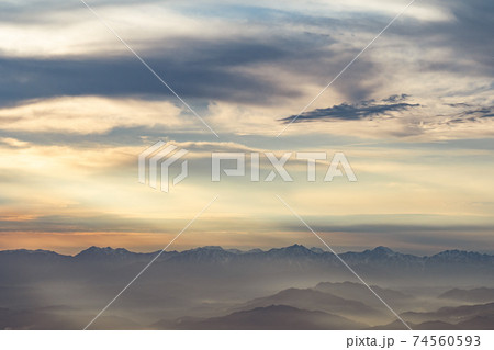 夕焼けの山 74560593