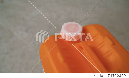 For priming plastered surfaces. Orange canister with primer. For priming plastered surfaces. Orange canister with primer. 74560869