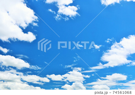 夏の青空と白い雲 74561068