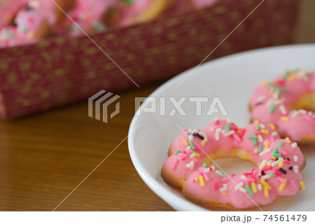 イチゴチョコの手作りドーナツ 74561479
