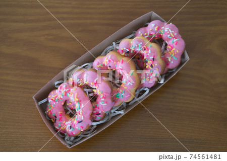 イチゴチョコの手作りドーナツ 74561481
