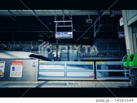東京駅を発車する東海道新幹線 74561544