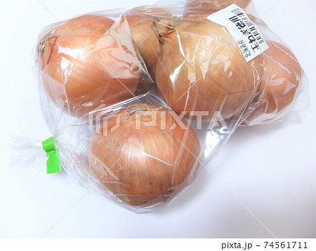 ビニール袋入りの徳用玉ねぎ ビニール袋入りの徳用玉ねぎ 74561711