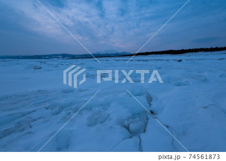 海別岳と朝の流氷原 74561873