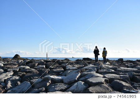 茅ヶ崎海岸ヘッドランドから見えるエボシ岩の写真素材