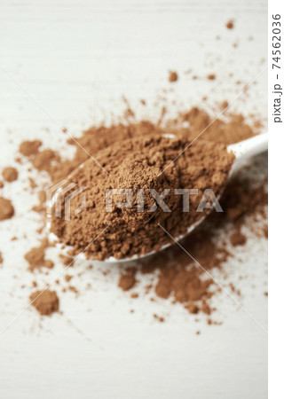 ceramic spoon with carob powder 74562036