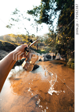 The moka pot in hand was washing. The moka pot in hand was washing. 74562387