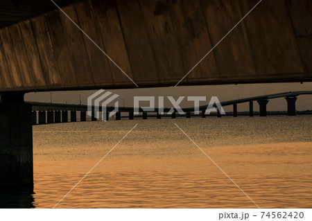 伊良部大橋の夕景 74562420