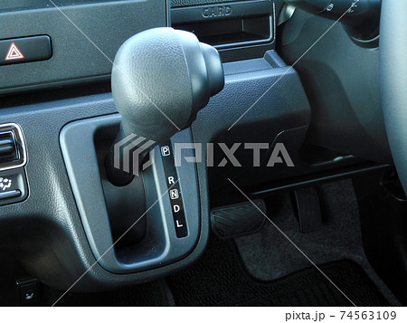 オートマチック車のセレクトレバーとペダル 74563109
