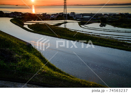 棚田と夕日 74563237