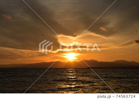 夕暮れ時の茅ヶ崎海岸　 74563724