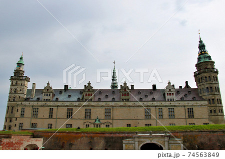 クロンボー城　デンマーク　コペンハーゲン郊外に建つ　世界文化遺産の名城　入口より空を多めに全体を撮影 74563849