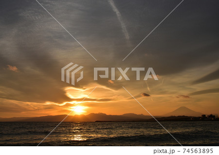 夕暮れ時の茅ヶ崎海岸　 74563895
