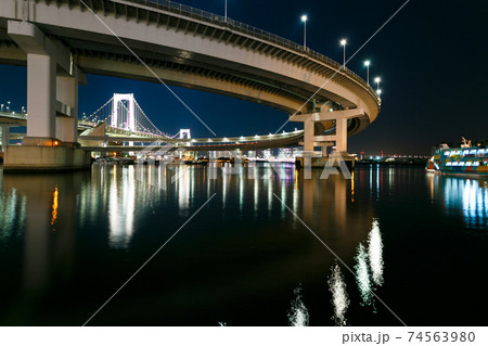 レインボーブリッジ芝浦側主塔と夜景 レインボーブリッジ芝浦側主塔と夜景 74563980
