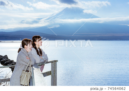 山中湖からの富士山を楽しむ女性 74564062